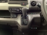 パーキングブレーキはフット式なので運転席と助手席の間はすっきり、移動も楽々です。さっと手が届く位置にATセレクトレバーやエアコンスイッチなどがあり操作性に優れています