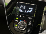 【オートエアコン】一度お好みの温度に設定すれば、車内の温度を検知し風量や温度を自動で調整。暑い&hellip;寒い&hellip;と何度もスイッチ操作をする必要はありません。快適な車内空間には必須の機能ですね♪