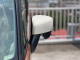 狭い駐車場でも安心。スイッチ操作だけでドアミラーの格納展開が可能。電動格納式リモコンドアミラー!