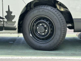 ブラックスチールホイール、ブラックセンターキャップ。タイヤサイズは195/80R15