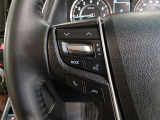 ステアリングには運転中でも簡単に操作できる各種スイッチついてます