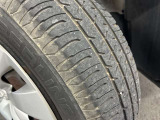 ホイールの状態やタイヤ溝の残り具合は、安全性や維持費にも関わる重要なポイントです。写真にて現状をご確認いただけますが、気になる点や詳細については、お気軽にお問い合わせください。