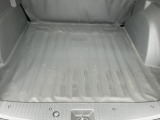 後席はシートを倒すとより広くなり大きな荷物も積めます☆