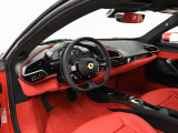 こちらは左ハンドルのお車でございます。内装色はRosso Ferrariを選択しております。