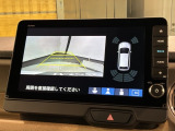 リバースギアに入れるだけで後方の表示へ切り替わります。夜間や雨の日の駐車も楽になりますよ。