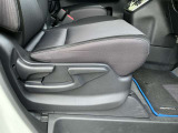 運転席シートリフター(ラチェット式)で、座面の高さも上下に動き、体格にあわせて調整ができ広々でゆったり運転できます♪