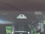 【ホンダセンシング】走行中に前方の車両等を認識し、衝突しそうな時は警報とブレーキで衝突回避と被害軽減をアシスト。より安全にドライブをお楽しみいただけます。