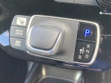 ●【パーキングアシスト】装備!駐車枠を指定するだけでハンドリングをサポートし、枠の中への駐車をサポートします。車庫入れにも縦列駐車にも対応しています。