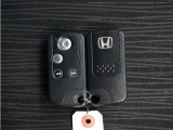 ◆スマートキー◆カギをバッグやポケットに入れたままでもドアロックの開閉ができる『スマートキー』付き!雨天や暗くなってもカギを取り出す必要がなくドアの開錠&エンジンも始動できます