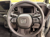 握りやすいステアリングで操作性も良好。運転のしやすさが際立ちます。