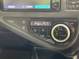 【オートエアコン】一度お好みの温度に設定すれば、車内の温度を検知し風量や温度を自動で調整。暑い&hellip;寒い&hellip;と何度もスイッチ操作をする必要はありません。快適な車内空間には必須の機能ですね♪