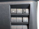 オートマチックハイビーム付きです。前方車両や対向車のライトの明るさを判定し、自動的にハイビームとロービームを切り替えます。