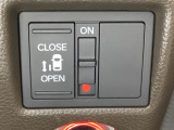 左側電動スライドドアは運転席からでも操作ができるように、ハンドル付近に開閉の操作スイッチが付いています。