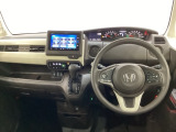 車内は光触媒抗菌消臭施工済です。インパネ周りはスタイリッシュなデザインで機能や装備も充実しています。グローブボックスやカップホルダーのほかにトレーなどたくさんの収納スペースが付いています。