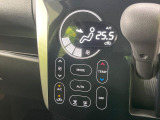 【オートエアコン】一度お好みの温度に設定すれば、車内の温度を検知し風量や温度を自動で調整。暑い&hellip;寒い&hellip;と何度もスイッチ操作をする必要はありません。快適な車内空間には必須の機能ですね♪