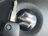 【キーレス】少し離れた場所からでもボタン一つでドアの開錠・施錠ができるのでとっても便利!ドアの鍵穴周りに傷をつけることもありません