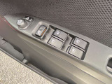 サイドミラーは電動格納式となっており、狭い駐車場でもキズがつくリスクを抑えられます