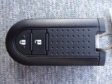 とっても便利なスマートキーシステム装備。携帯するだけでドア等の施錠・開錠・エンジン始動が可能なスマートキーシステムです。