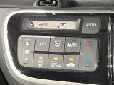 【オートエアコン】一度お好みの温度に設定すれば、車内の温度を検知し風量や温度を自動で調整。暑い&hellip;寒い&hellip;と何度もスイッチ操作をする必要はありません。快適な車内空間には必須の機能ですね♪