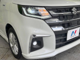 【LEDヘッドライト】悪天候や夜間走行時も良好な視界を確保し安心して運転できる高輝度LEDヘッドライトを装備!点灯速度が早く、消費電力も抑えられています。