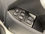 全席に電動パワーウインドウを装備。乗員それぞれが快適に操作できます。