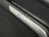 ●Burmesterサラウンドシステム:ハイエンドオーディオ専門メーカーが手掛ける車専用のプレミアムスピーカーを装備。多数のスピーカーから、音の粒立ちまで分かる高品質な音楽をお楽しみいただけます。