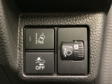 ハンドルの右側にはヘットライトリベライザーとHondaセンシング用の路外逸脱抑制機能のオンオフスイッチ等がついてます。ヘッドライトリベライザーは道路状況や積荷の加重に応じてライトの高さを調節できます。