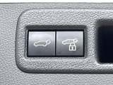 【パワーバックドア】スマートキーや運転席のボタンを押すだけでリアゲートが自動で開閉します!荷物を持っている時や、高い位置にあるバックドアを閉める際に便利な機能です♪