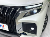 【LEDヘッドライト】悪天候や夜間走行時も良好な視界を確保し安心して運転できる高輝度LEDヘッドライトを装備!点灯速度が早く、消費電力も抑えられています。