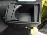 カップホルダーは運転席や助手席からちょうど手の届く位置です!!