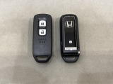 スマートキーを装備しています。鍵を差し込むことなくドアロックの開け閉めと、スタートボタン操作でのエンジンスタートができます。スペアキーも同じものを用意しております。