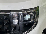 【LEDヘッドライト】悪天候や夜間走行時も良好な視界を確保し安心して運転できる高輝度LEDヘッドライトを装備!点灯速度が早く、消費電力も抑えられています。