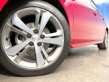 ●純正17インチアルミホイール:輸入車ならではの卓越した走りを支えるホイールと足回りです!日本車の走りに慣れている方にもぜひ体感して頂きたいほど、高いレベルでまとまっています!