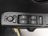運転席側には 集中スイッチ(全ドアを操作するスイッチ) があり、運転席から乗員全員分の窓をコントロールできます。