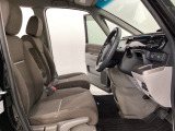 女性でも運転がしやすいように、シートの高さ調整機能(シートリフター)がついています。運転席と助手席の間が空いている為、助手席側への移動がスムーズです。交通量の多い道でも助手席側から乗り降りができます。