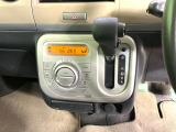【オートエアコン】一度お好みの温度に設定すれば、車内の温度を検知し風量や温度を自動で調整。暑い&hellip;寒い&hellip;と何度もスイッチ操作をする必要はありません。快適な車内空間には必須の機能ですね♪