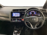 車内は光触媒抗菌消臭施工済です。インパネ周りはスタイリッシュなデザインです。グローブボックスやカップホルダーのほかにトレーなどたくさんの収納スペースが付いています。