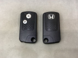 スマートキーを装備しています。鍵を差し込むことなくドアロックの開け閉めと、スタートボタン操作でのエンジンスタートができます。スペアキーも同じものを用意しております。