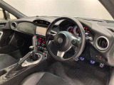 スポーツモデルでありながら高級感もあってカッコいい内装です。