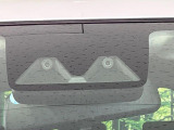 【スマートアシスト】走行中に前方の車両等を認識し、衝突しそうな時は警報とブレーキで衝突回避と被害軽減をアシスト。より安全にドライブをお楽しみいただけます。