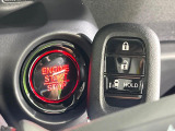 【Hondaスマートキー】カバンやポケットに入れたままでもドアの施錠・解錠が可能なスマートキーを装備。エンジンのオン・オフ時もカギを取り出す必要が無いからとっても便利です♪