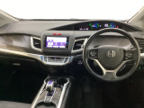 車内は光触媒抗菌消臭施工済です。スタイリッシュなデザインでスポーティなインパネ周りを演出します。グローブボックスやカップホルダーのほかにトレーなどたくさんの収納スペースが付いています。