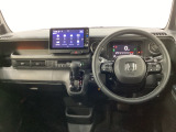 車内は光触媒抗菌消臭施工済です。インパネ周りはスタイリッシュなデザインで機能や装備も充実しています。グローブボックスやカップホルダーのほかにトレーなどたくさんの収納スペースが付いています。