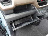 運転席まわりには収納スペースが充実。置いたりしまったり、手に取ったりがししやすいレイアウト。車内がスッキリ片付きます。