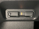ハンドルの左下にETCがついています。高速道路の料金所の通過も楽々です。 カードの取り出しもしやすい場所についています。