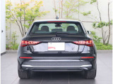 リヤは一番良く見られていると言われています。後続車からはこのように見られています。息を飲むような独特の重厚感のあるグラマラスなリヤデザイン。後ろからの強い視線を感じます。