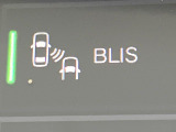 ●BLIS:ドライバーの死角を並走する車両を検出して、事故を未然に防ぐシステムです。レーダーセンサーが後方の並走車を検出すると、該当する側のドアミラー内側LEDが点灯し注意を促します。