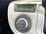 【オートエアコン】一度お好みの温度に設定すれば、車内の温度を検知し風量や温度を自動で調整。暑い&hellip;寒い&hellip;と何度もスイッチ操作をする必要はありません。快適な車内空間には必須の機能ですね♪