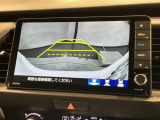 リバースギアに入れるだけで後方の表示へ切り替わります。夜間や雨の日の駐車も楽になりますよ。