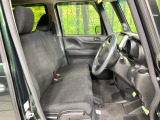 運転席まわりには十分なスペースがあり、大柄な方でもゆったり運転していただける環境です。